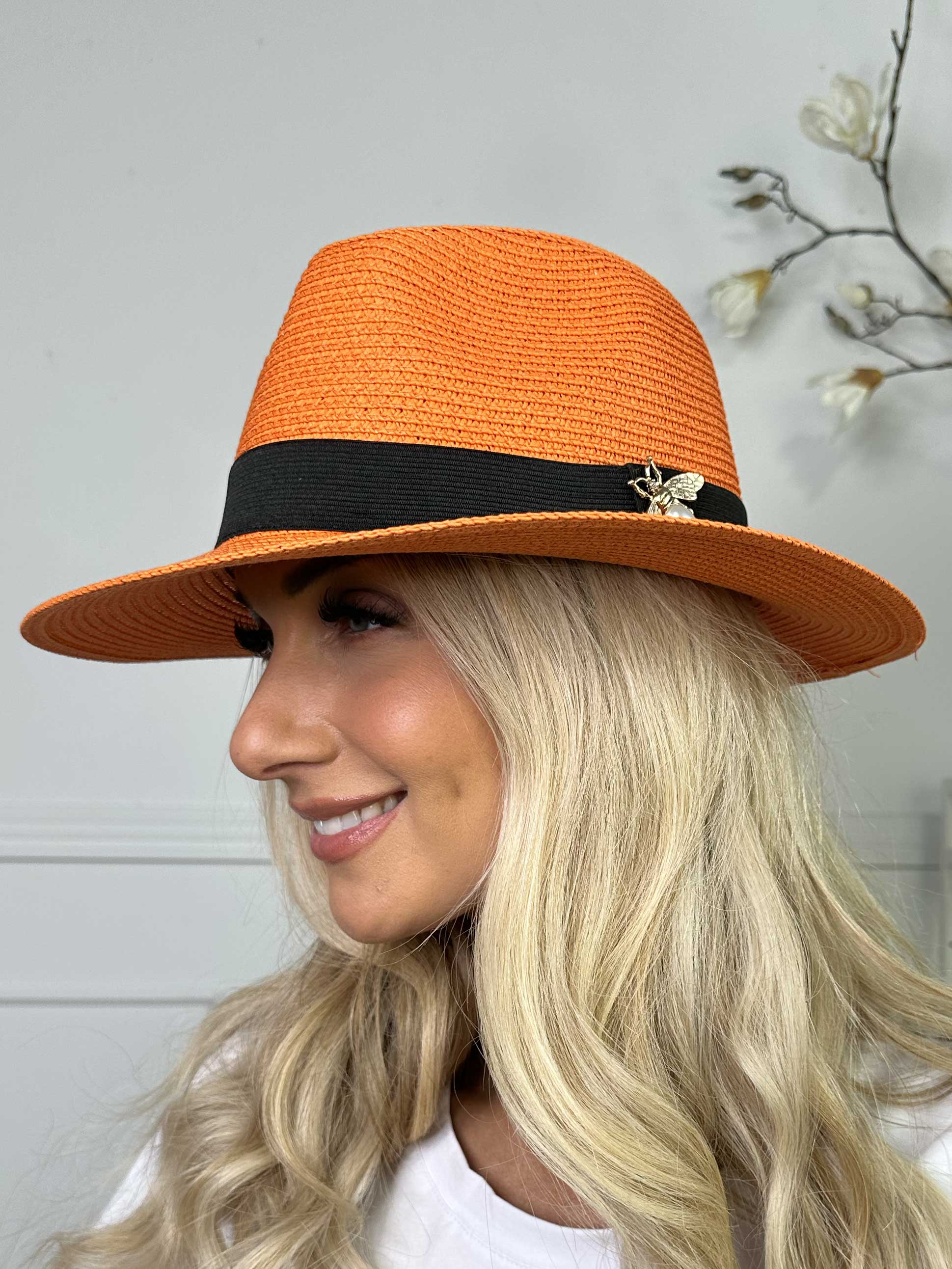 Amelia - Hat med sort bånd og guld bi